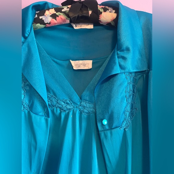 Vintage Vanity Fair Nightgown and robe set in a beautiful teal blue colour - Picture 10 of 16